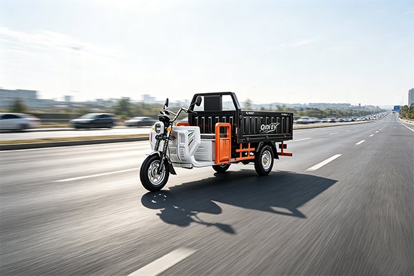 QIDI Land Cruiser S1 two-tone self-unloading electric tricycle transporting construction materials on a building site, hydraulic dump cargo box demonstration